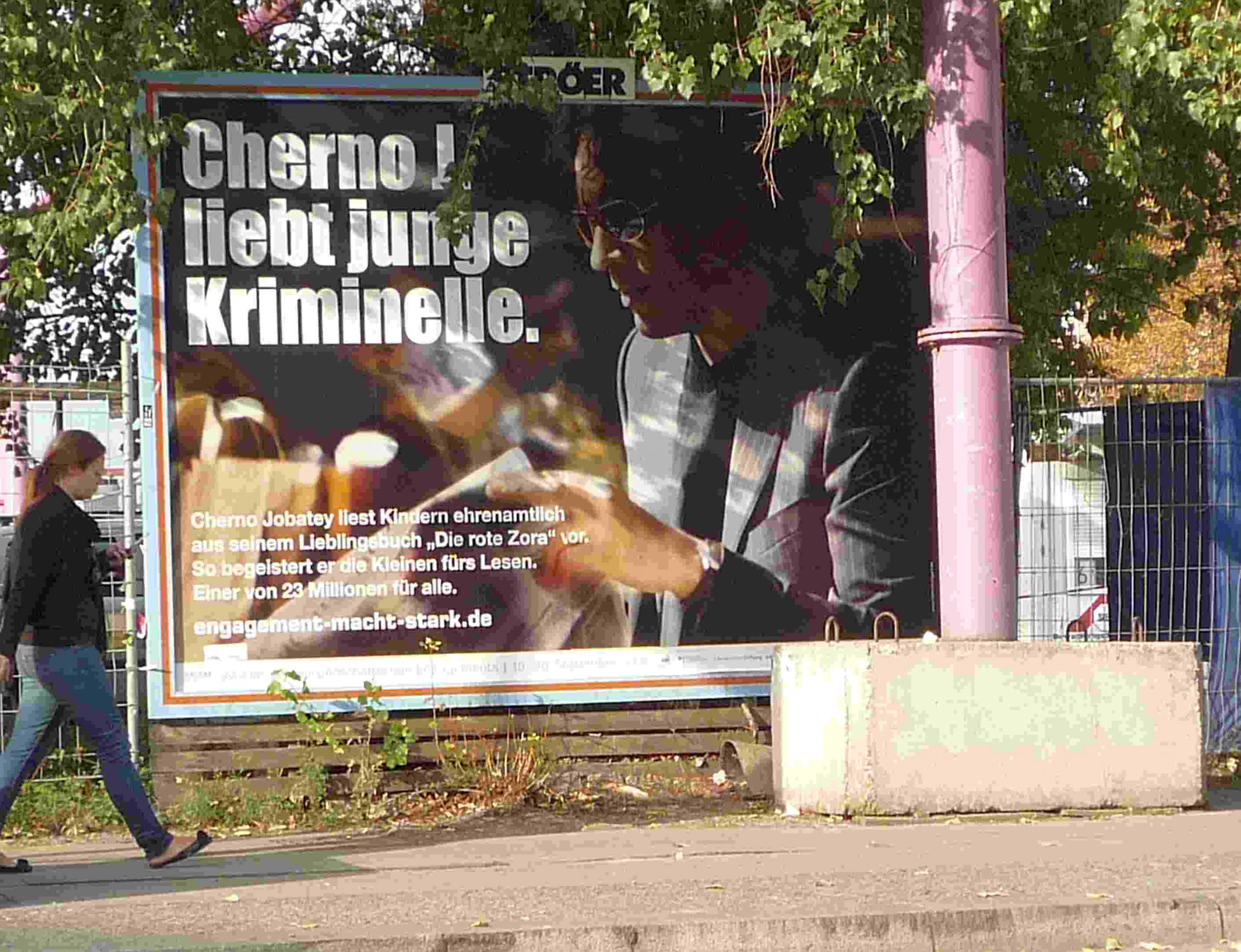 Cherno Jobatey liebt junge Kriminelle Plakatkampagne des BBE